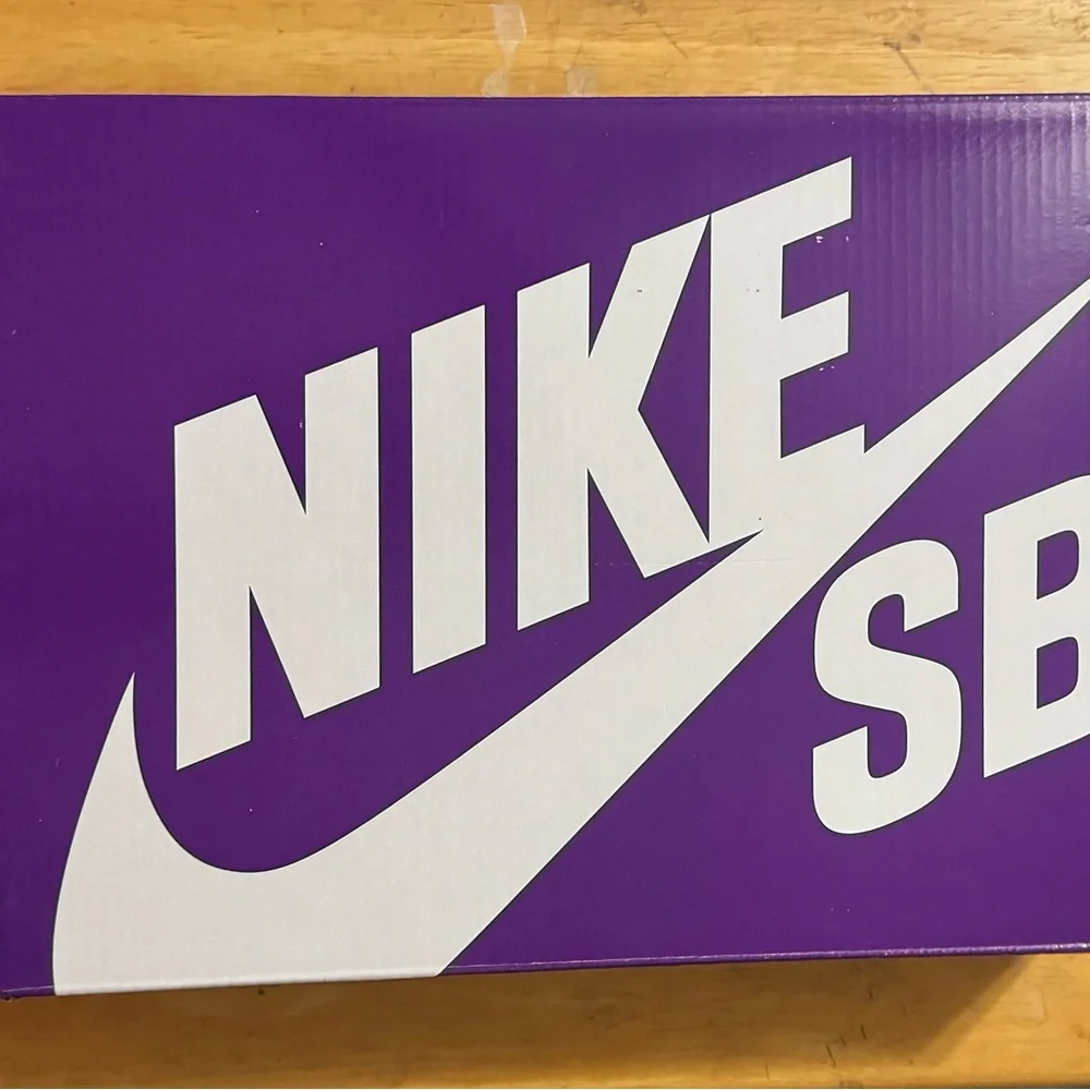 2023
Dunk Low SB 'Mystic Red'  NWT and box - Picture 6 of 12